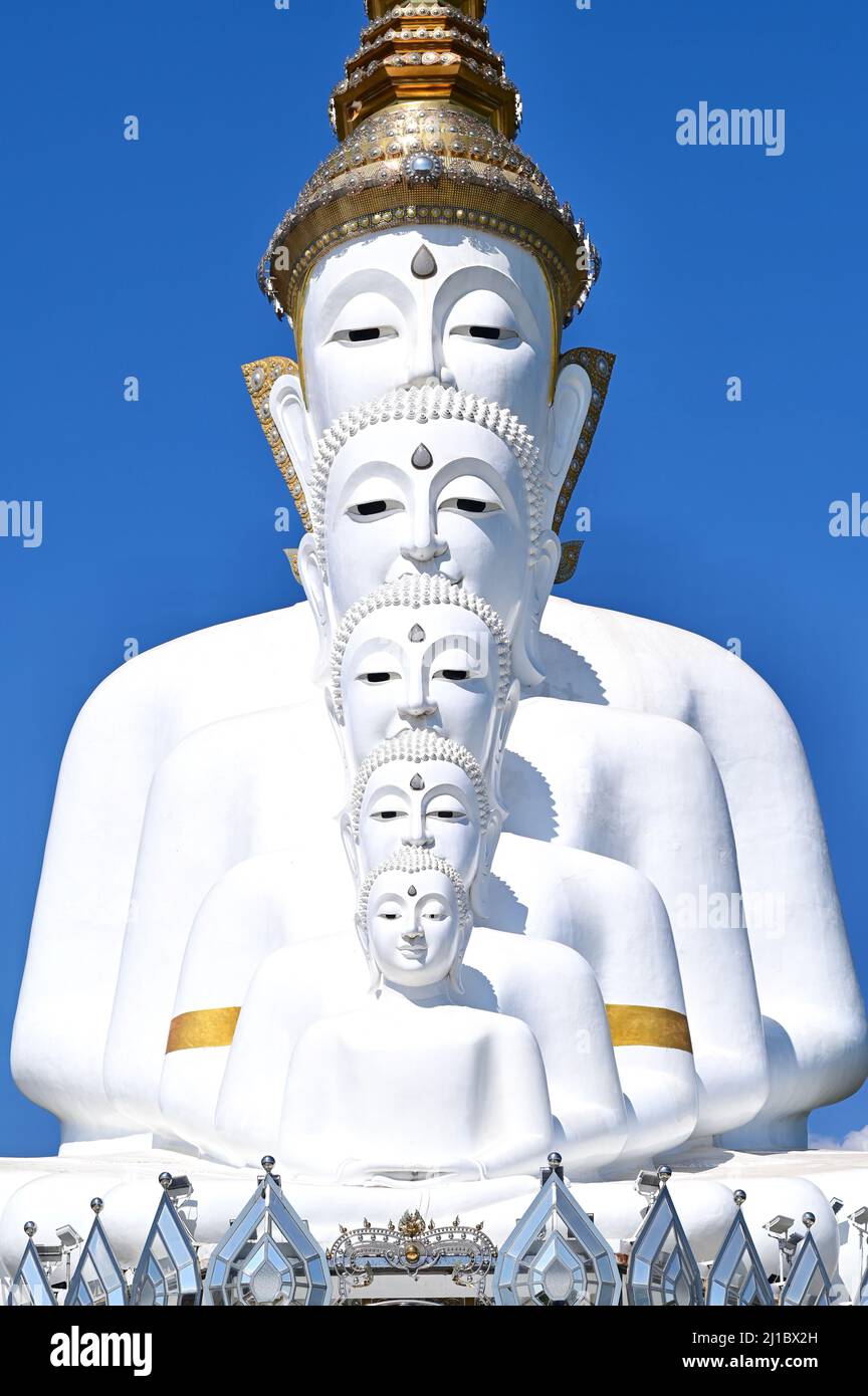 Cinq statues de Bouddha blanc au Wat Phrathat Pha Sorn Kaew Banque D'Images