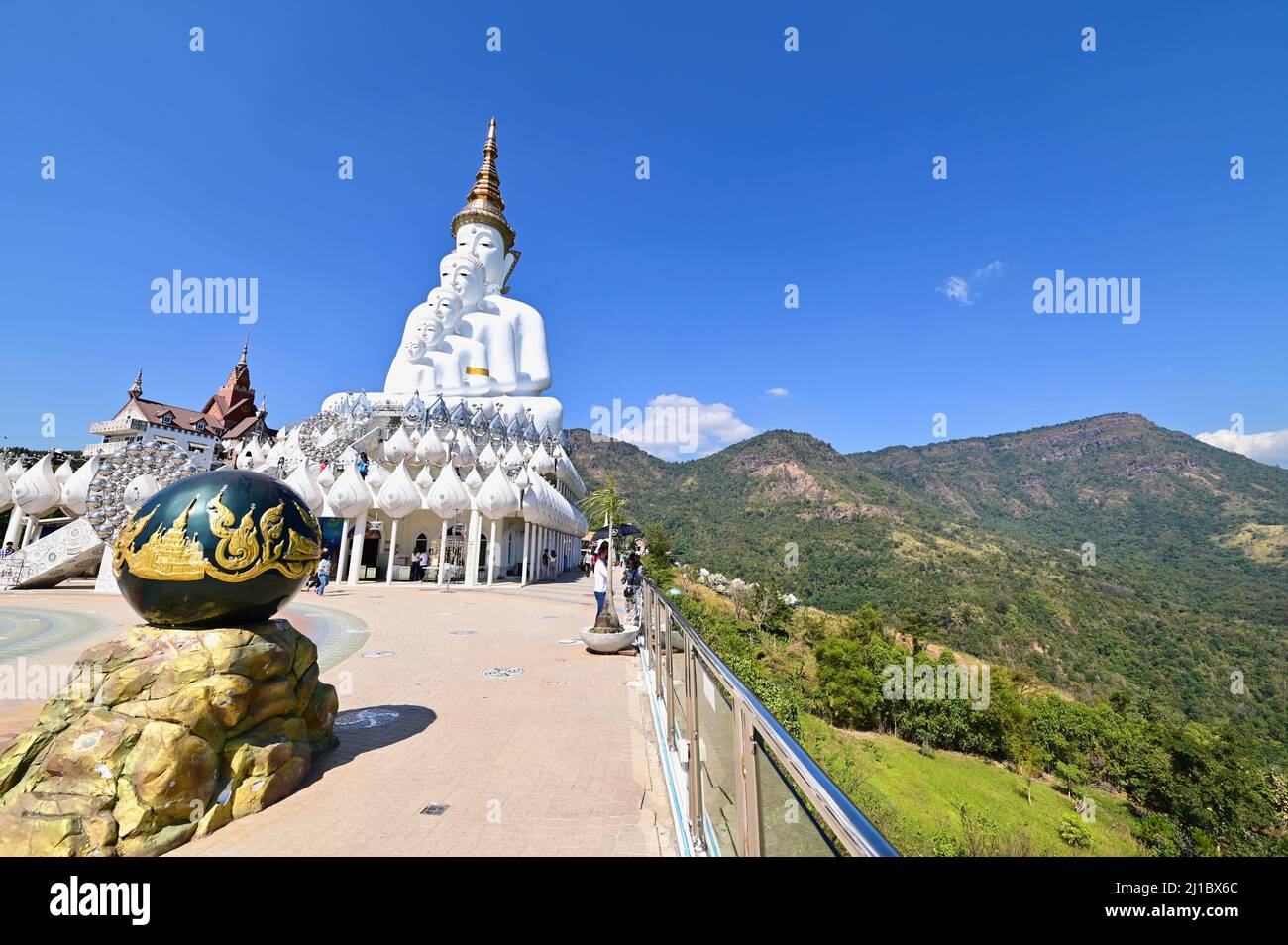 Statue de Bouddha géant et vue sur la montagne de Wat Phrathat Pha Sorn Kaew Banque D'Images