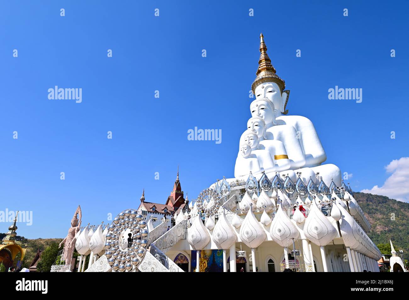 Cinq statues de Bouddha assis de Wat Phrathat Pha Sorn Kaew Banque D'Images