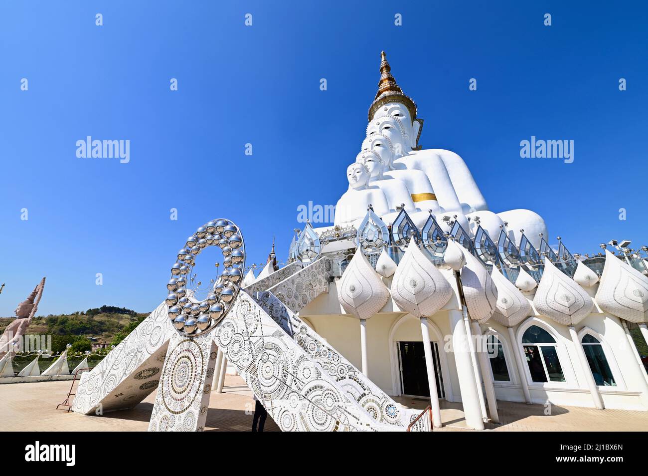 Buddhas blancs au Wat Pha Sorn Kaew Banque D'Images