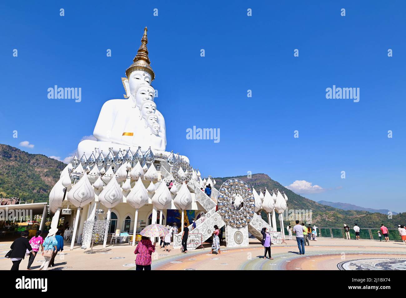Statues blanches de Bouddha assis à Wat Pha Sorn Kaew Banque D'Images