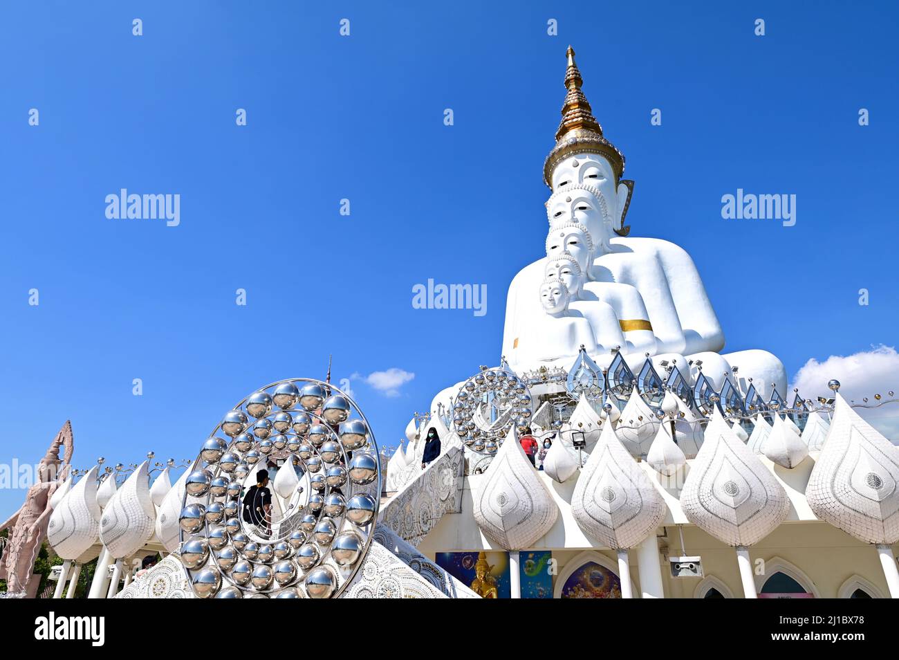 Cinq statues de Bouddha assis à Wat Pha Sorn Kaew Banque D'Images