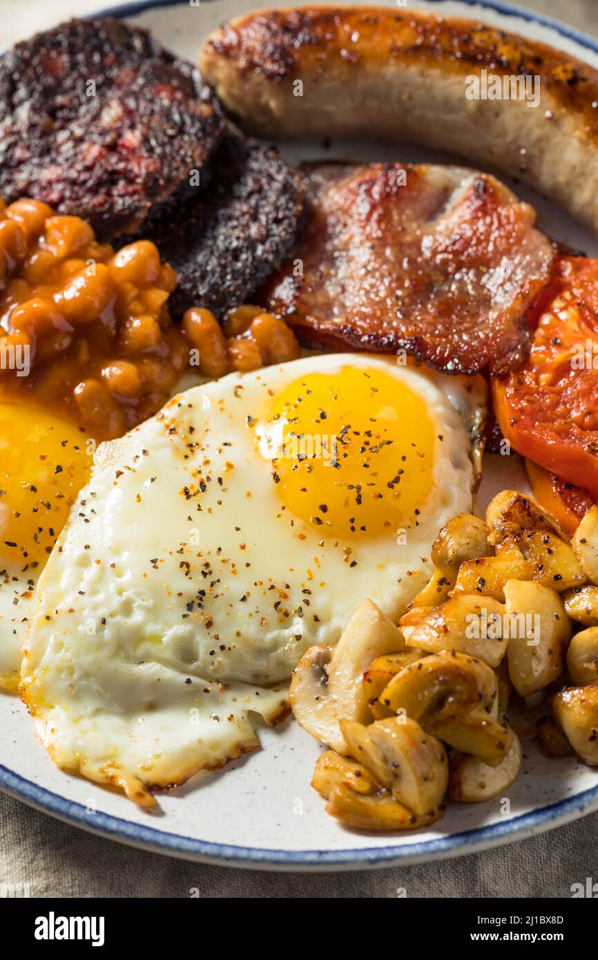 Petit déjeuner anglais complet fait maison avec œufs, jambon et haricots Banque D'Images