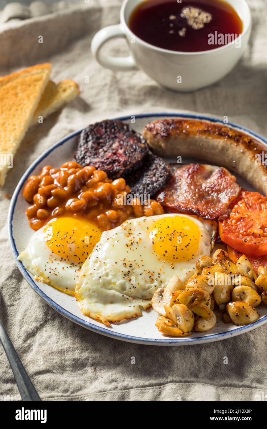 Petit déjeuner anglais complet fait maison avec œufs, jambon et haricots Banque D'Images