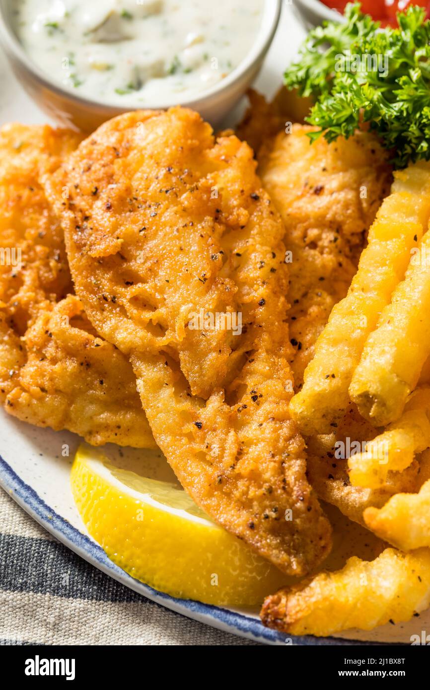 Poisson frit maison avec frites et sauce tartare Banque D'Images