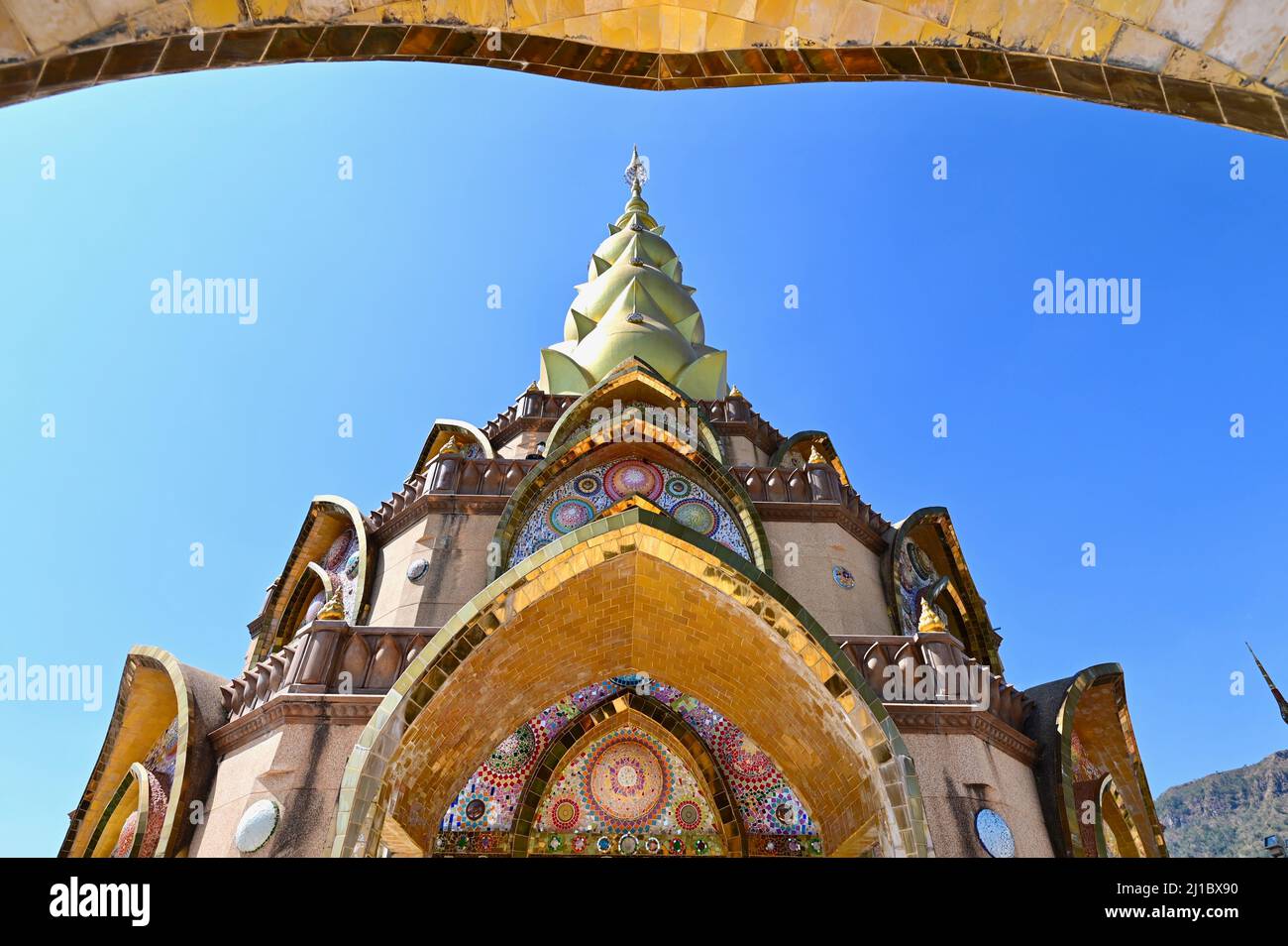 Pagode d'or au Wat Pha Sorn Kaew Banque D'Images