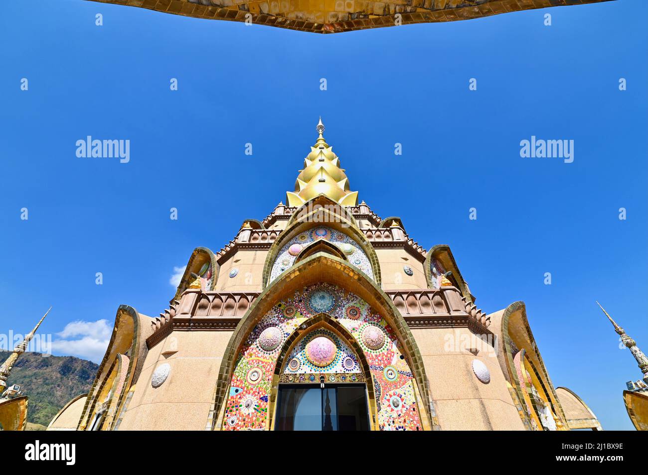 Pagode dorée de Wat Pha Sorn Kaew le jour du soleil Banque D'Images