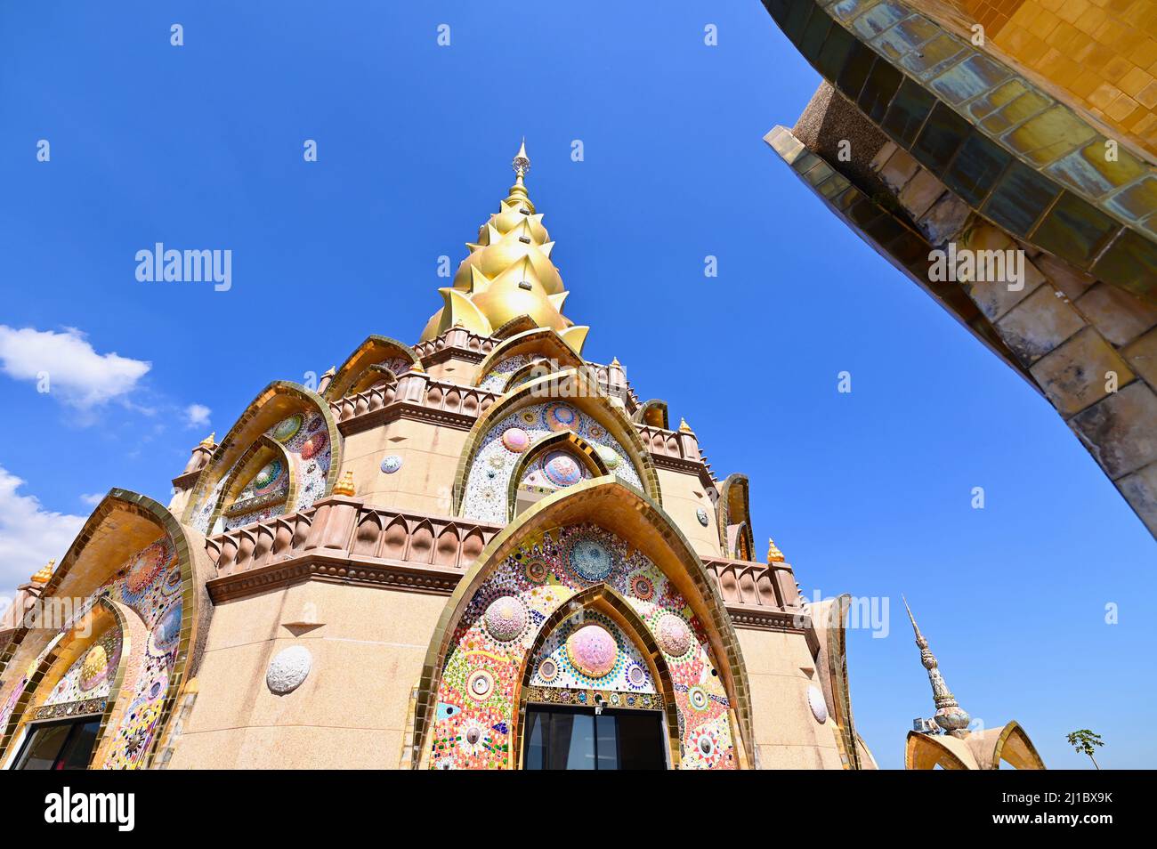 Monastère bouddhiste coloré de Wat Phrathat Pha Sorn Kaew Banque D'Images
