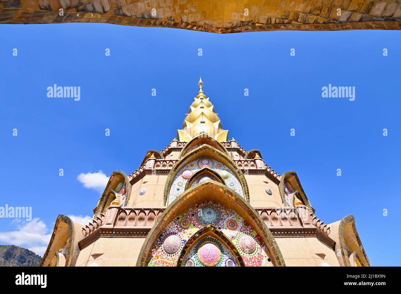 Pagode dorée à Wat Phrathat Pha Sorn Kaew dans la province de Phetchabun Banque D'Images