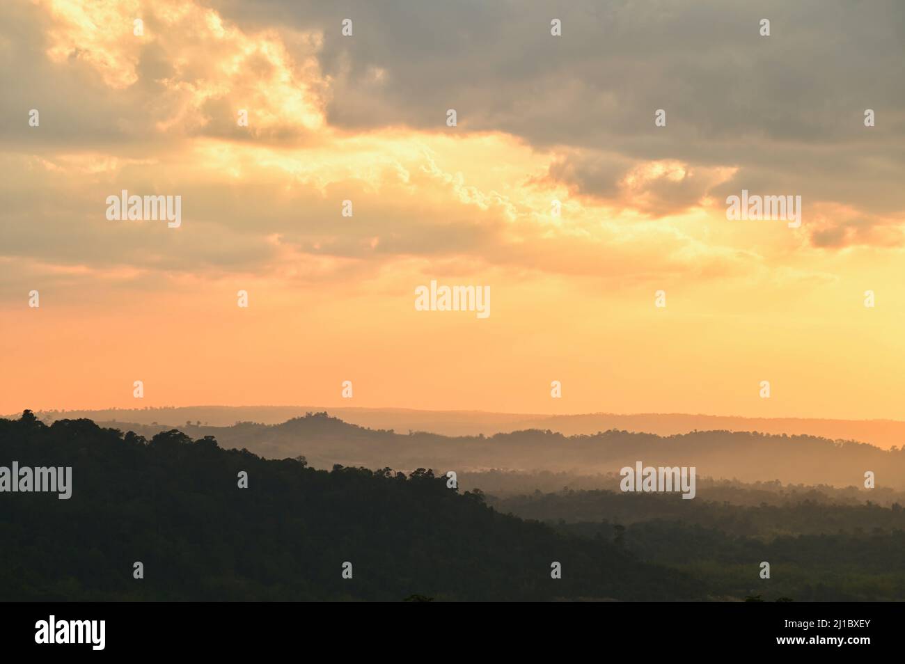 Coucher de soleil sur les montagnes à Khao Kho Banque D'Images