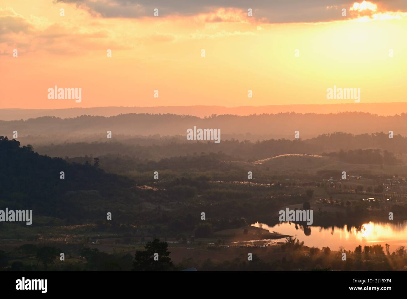 Paysage de montagnes à Khao Kho pendant le coucher du soleil Banque D'Images