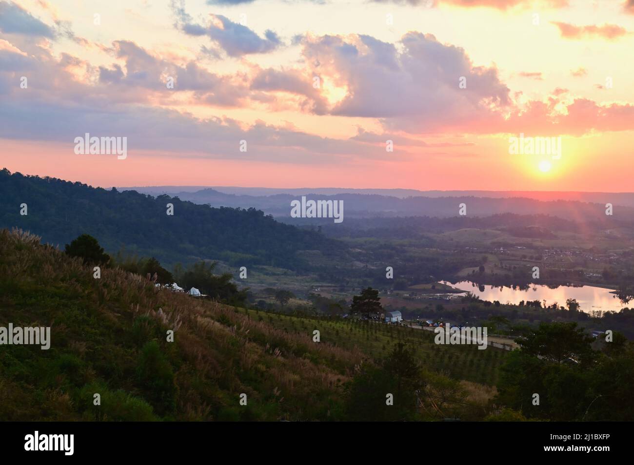 Paysage de montagnes à Khao Kho pendant le coucher du soleil Banque D'Images