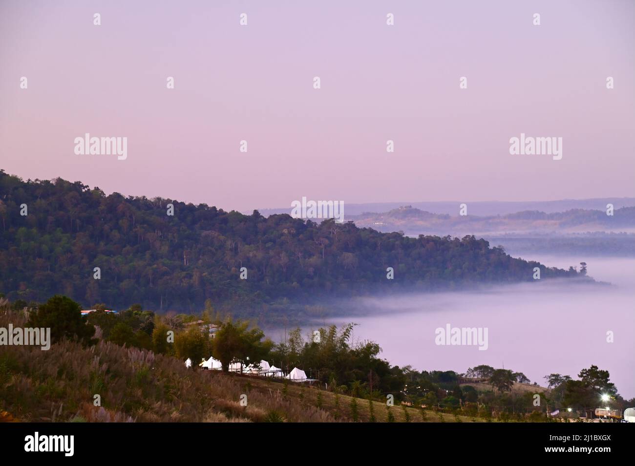 Mer de brume matinale au-dessus des collines vertes de Khao Kho Banque D'Images