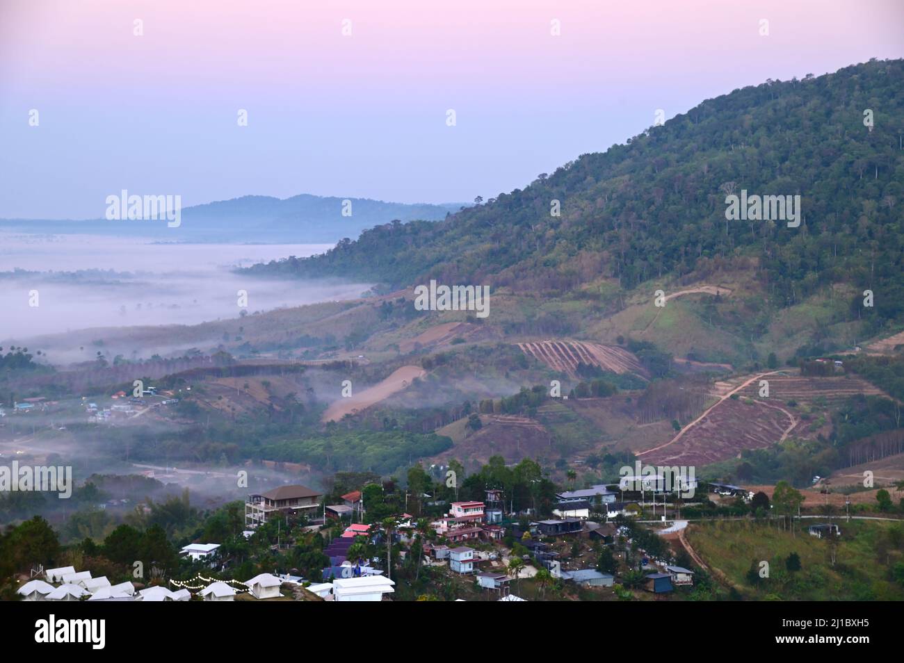 Mer de brume matinale à Khao Kho dans la province de Phetchabun Banque D'Images