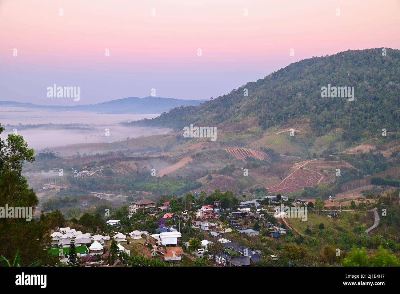 Vue aérienne du paysage du parc national de Khao Kho en soirée Banque D'Images