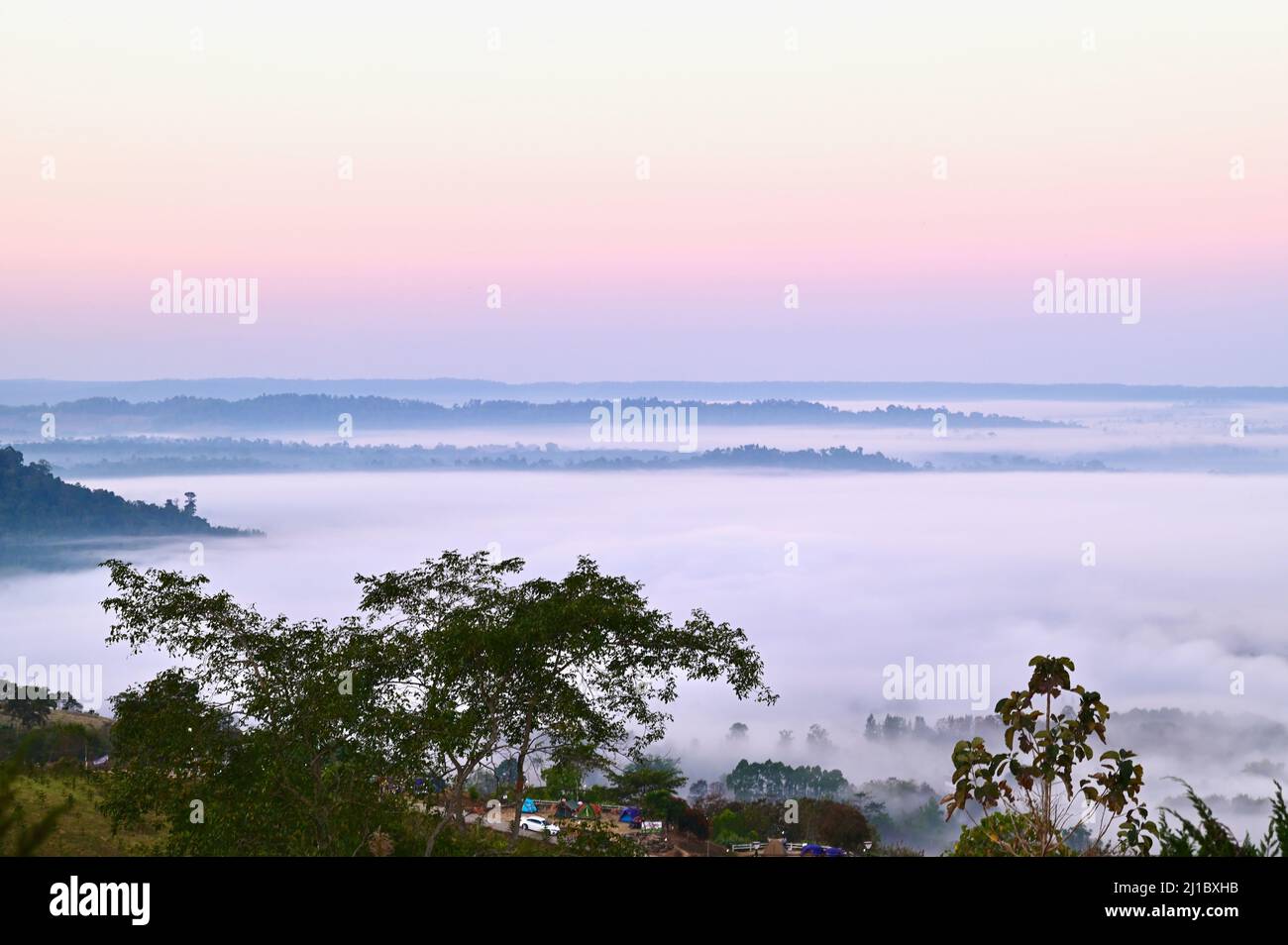 Ciel crépuscule avec mer de brume à Khao Kho Banque D'Images