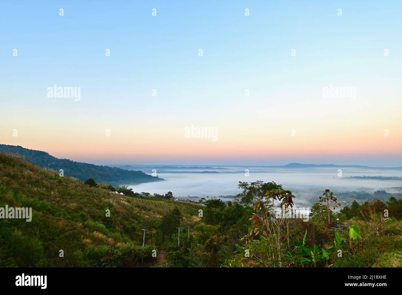 Vue du matin avec mer de brume au-dessus du parc national de Khao Kho Banque D'Images