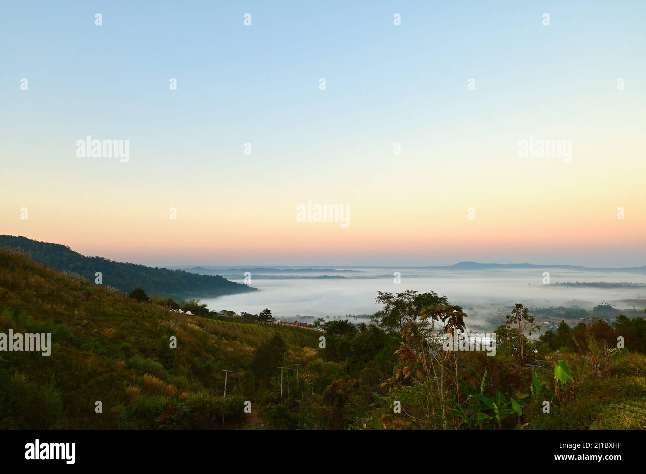 Lever du soleil avec mer de brume au-dessus du parc national de Khao Kho Banque D'Images