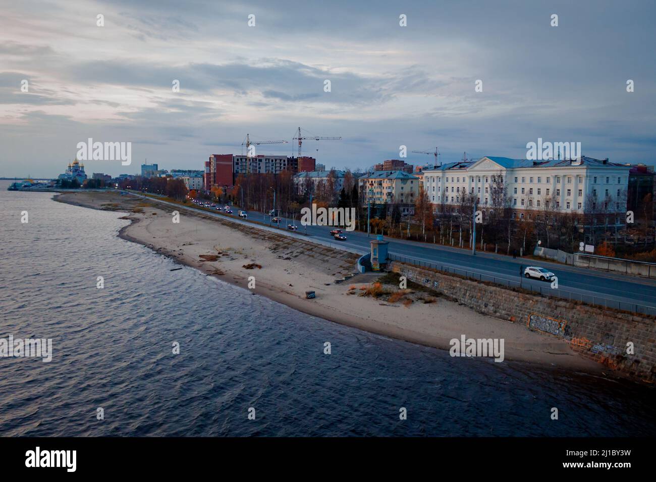 Une vue aérienne de la ville d'Arkhangsk sur la rive nord de la Dvina Banque D'Images