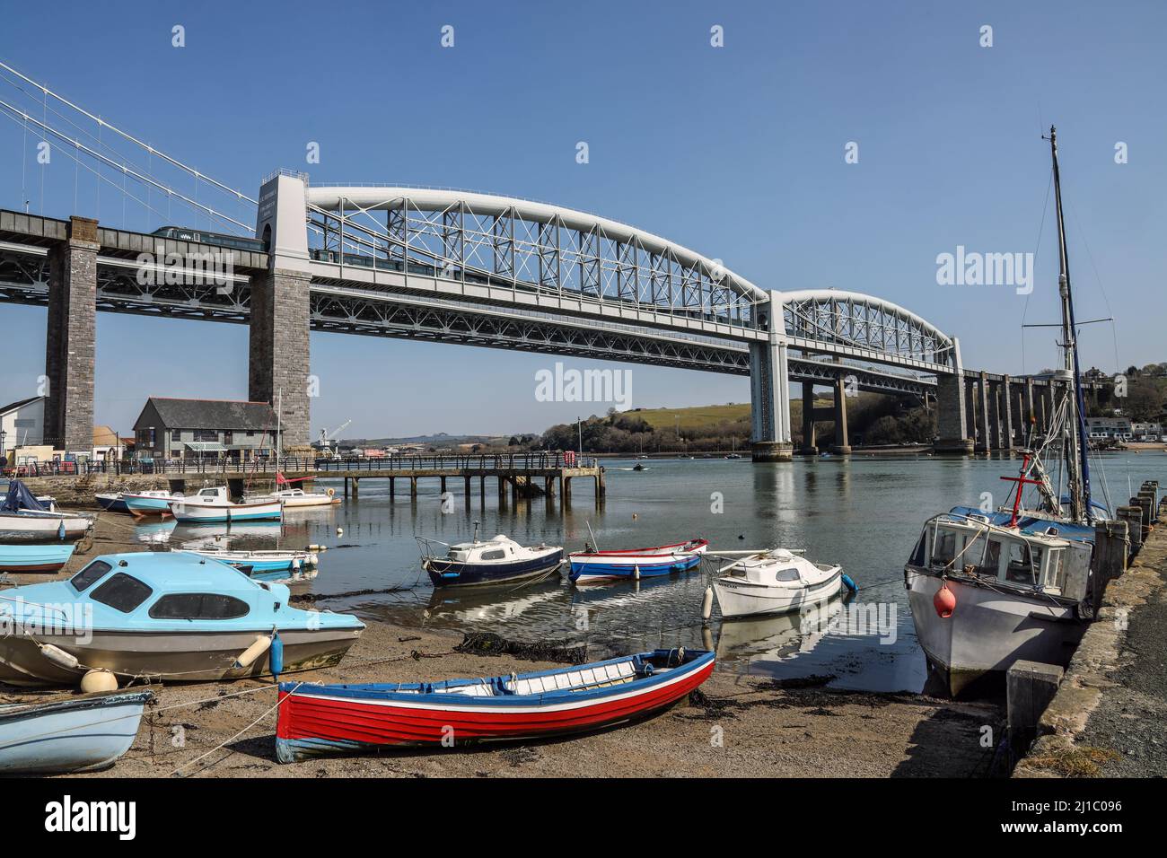 Front de mer de Saltash avec des bateaux sur la plage à côté de la rivière Tamar et du pont Royal Albert et du pont Tamar Road reliant Devon à Cornwall Banque D'Images