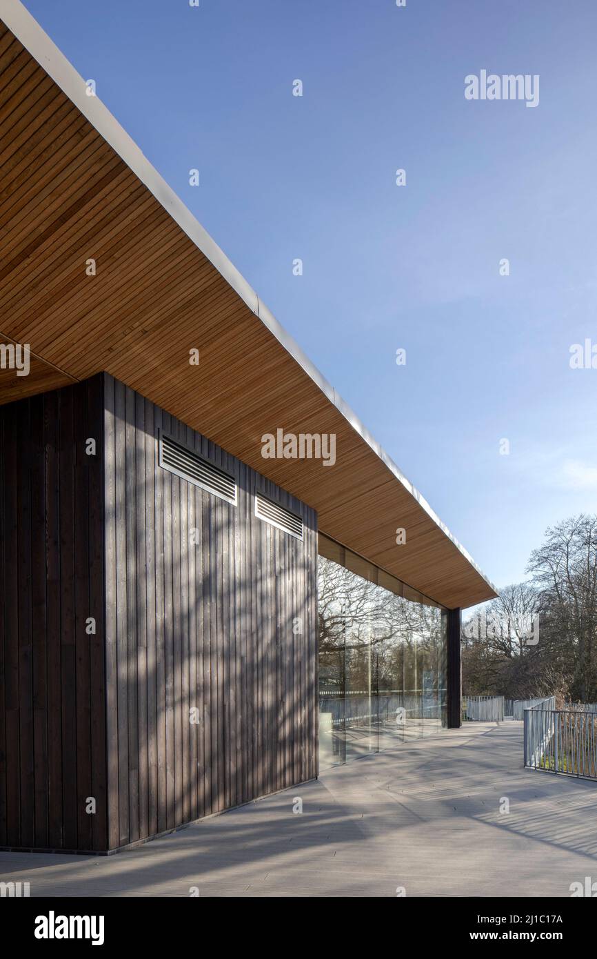 Élévation ouest et plate-forme d'observation. Carlton Marshes Visitor Centre, Carlton Colville, Lowestoft, Royaume-Uni. Architecte : Cowper Griffith architecte Banque D'Images