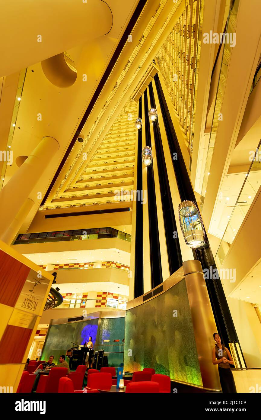Singapour. Les intérieurs futuristes de l'hôtel 5 étoiles Pan Pacific Banque D'Images