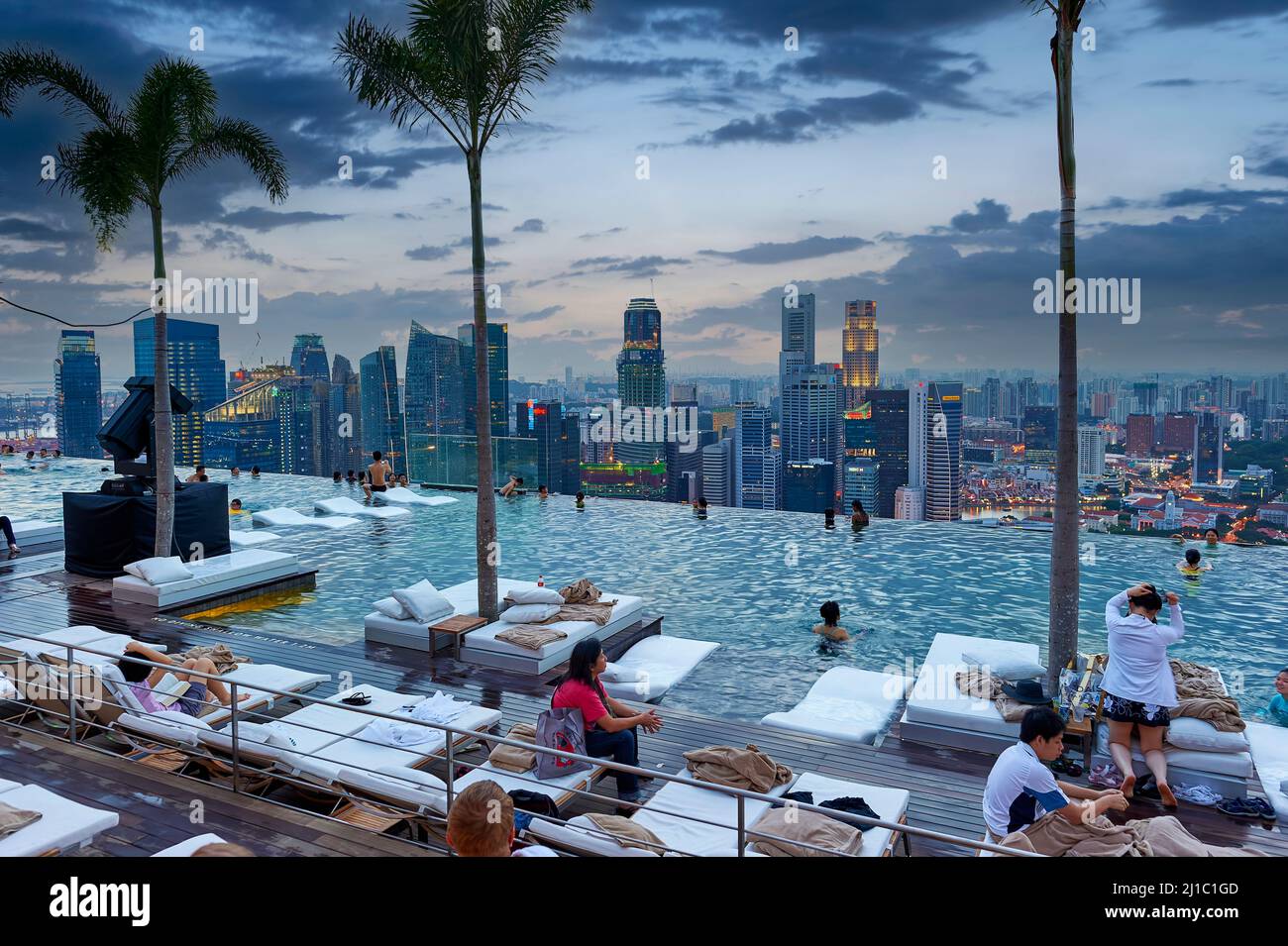 Singapour. Piscine à débordement à l'hôtel Marina Bay Sands Banque D'Images