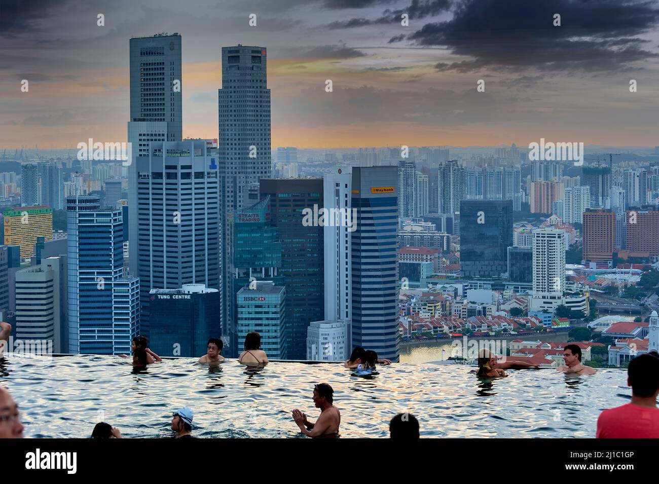 Singapour. Piscine à débordement à l'hôtel Marina Bay Sands Banque D'Images