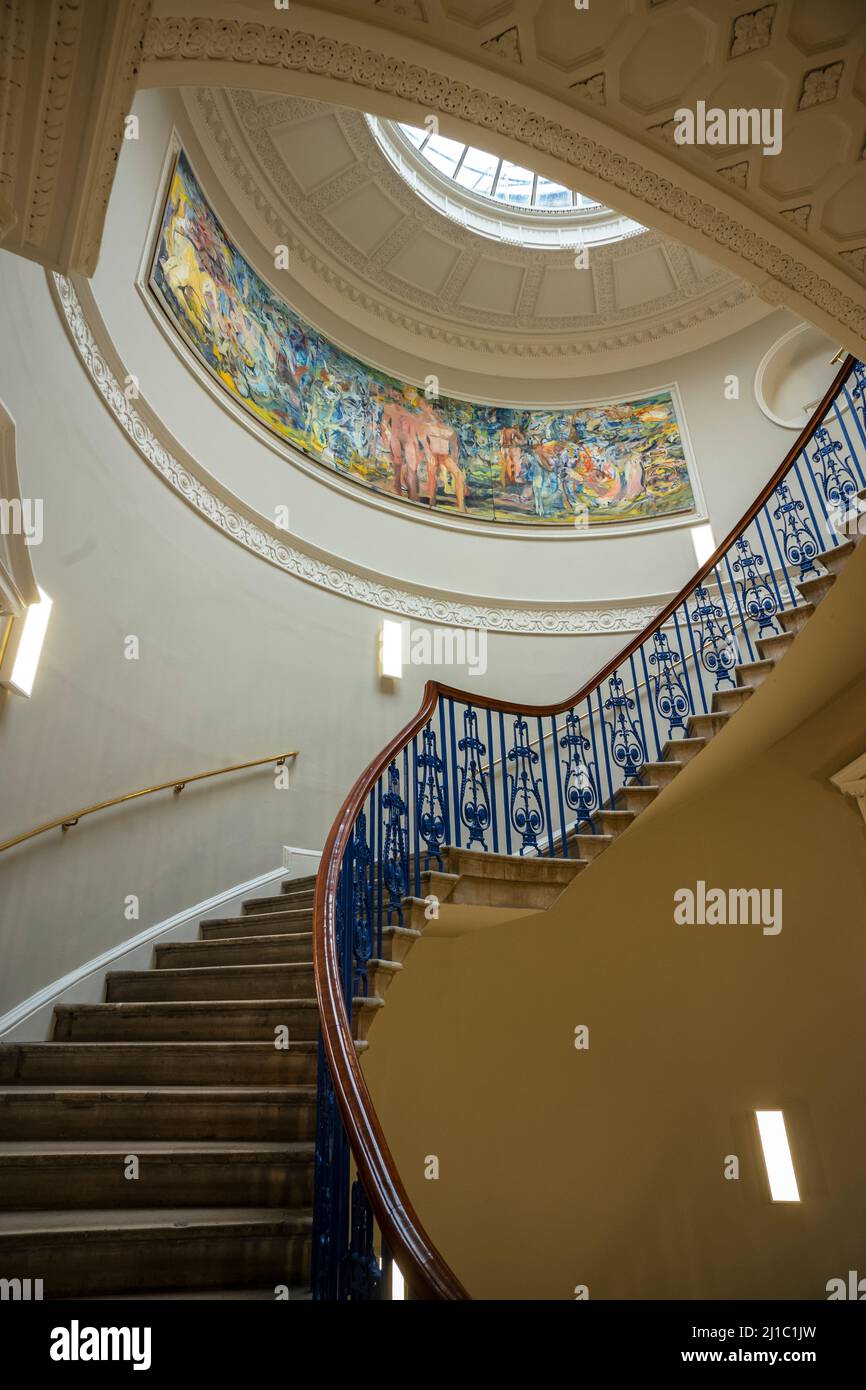 Galerie d'art Courtauld Somerset House The Strand London March 2022 le Grand escalier. Peinture: Cecily Brown, non amarrée de sa réflexion 2021 le C Banque D'Images
