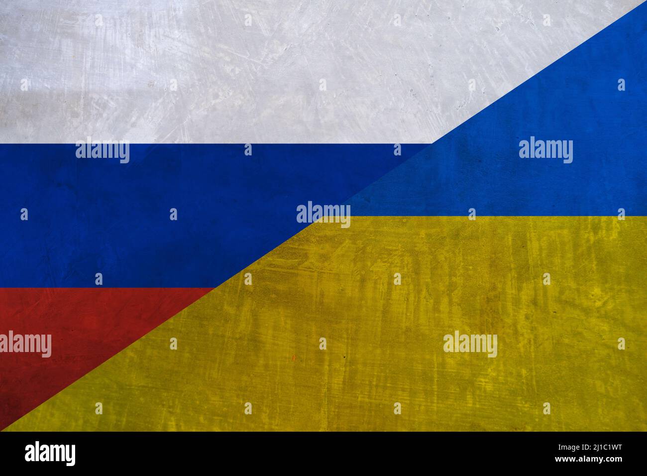 Drapeau de la Russie et de l'Ukraine sur un mur de béton de grunge. Guerre entre l'Ukraine et la Russie contexte Banque D'Images