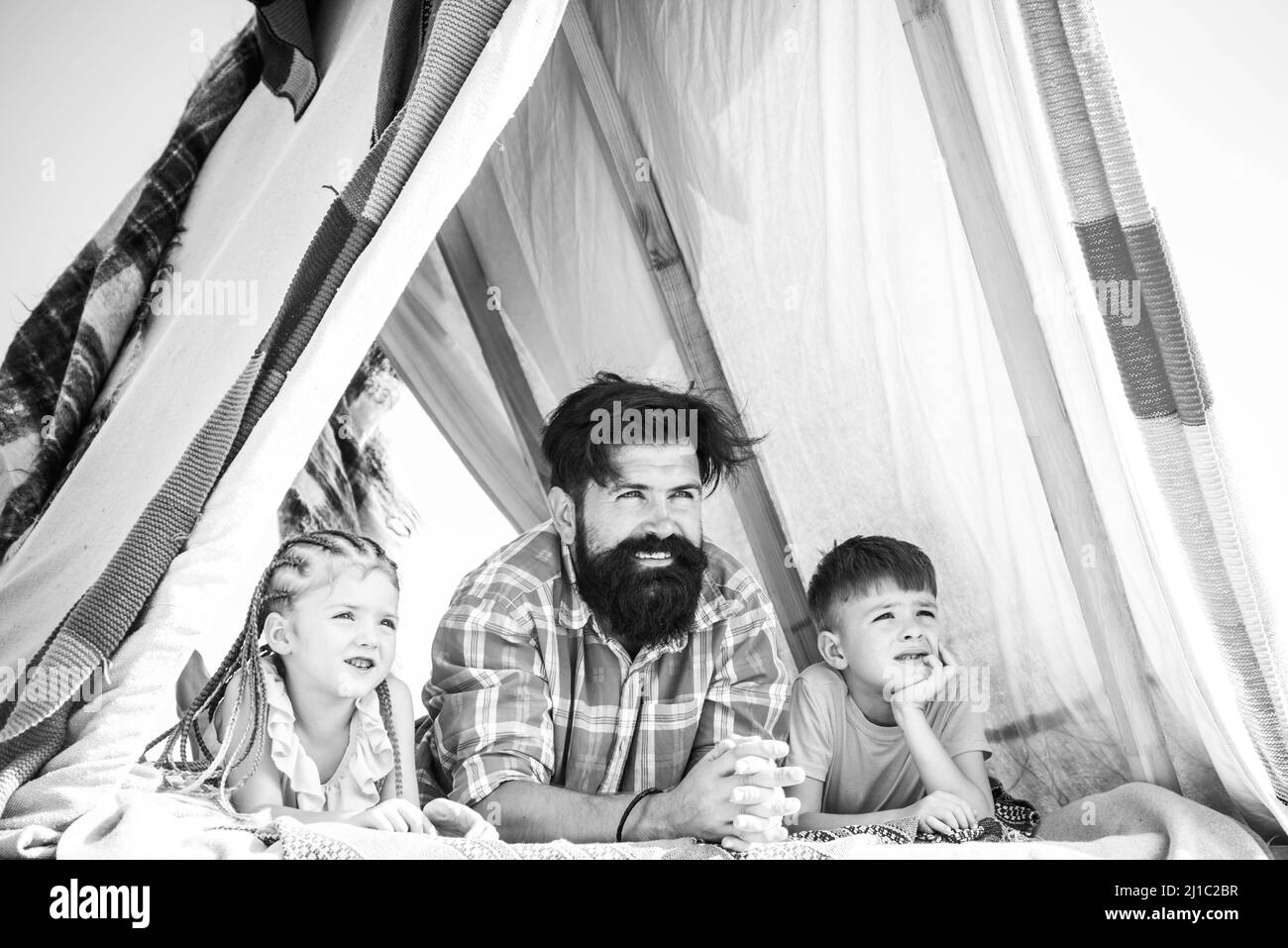 Fête des pères. Les petits enfants adorables se sentent heureux et rient. Playhouse pour enfants situé sur le toit et ayant une vue magnifique sur le ciel. Fêtes d'été amusantes Banque D'Images