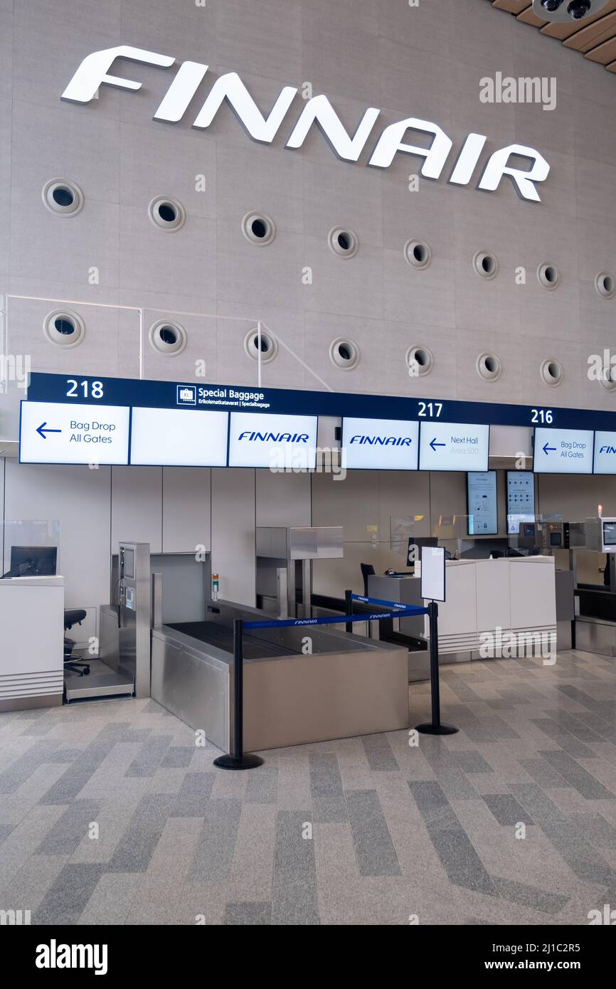 Helsinki/Finlande - 24 MARS 2022 : comptoir d'enregistrement du transporteur de pavillon finlandais Finnair à l'aéroport Helsinki-Vantaa. Banque D'Images