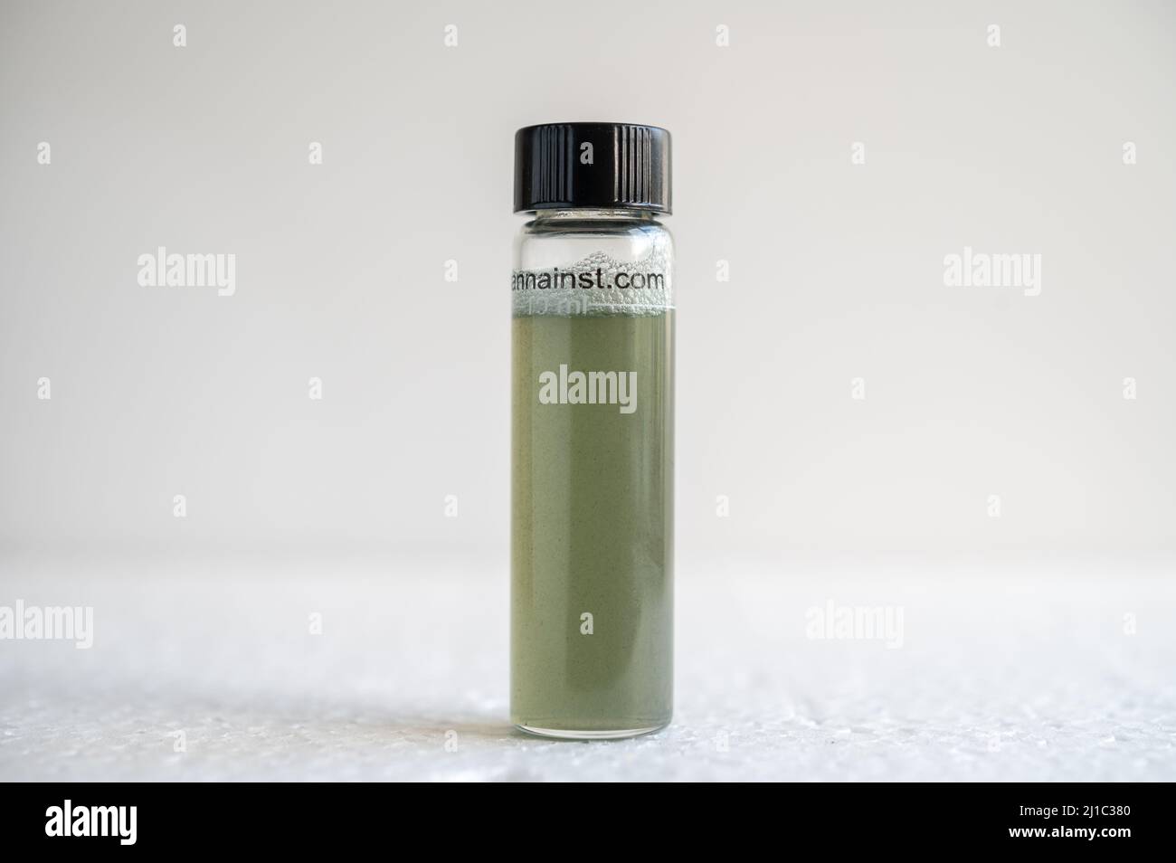 Échantillon d'eau de ruisseau polluée dans une cuvette. Un réactif de phosphate LR contenant du disulfate de potassium a été ajouté. Banque D'Images