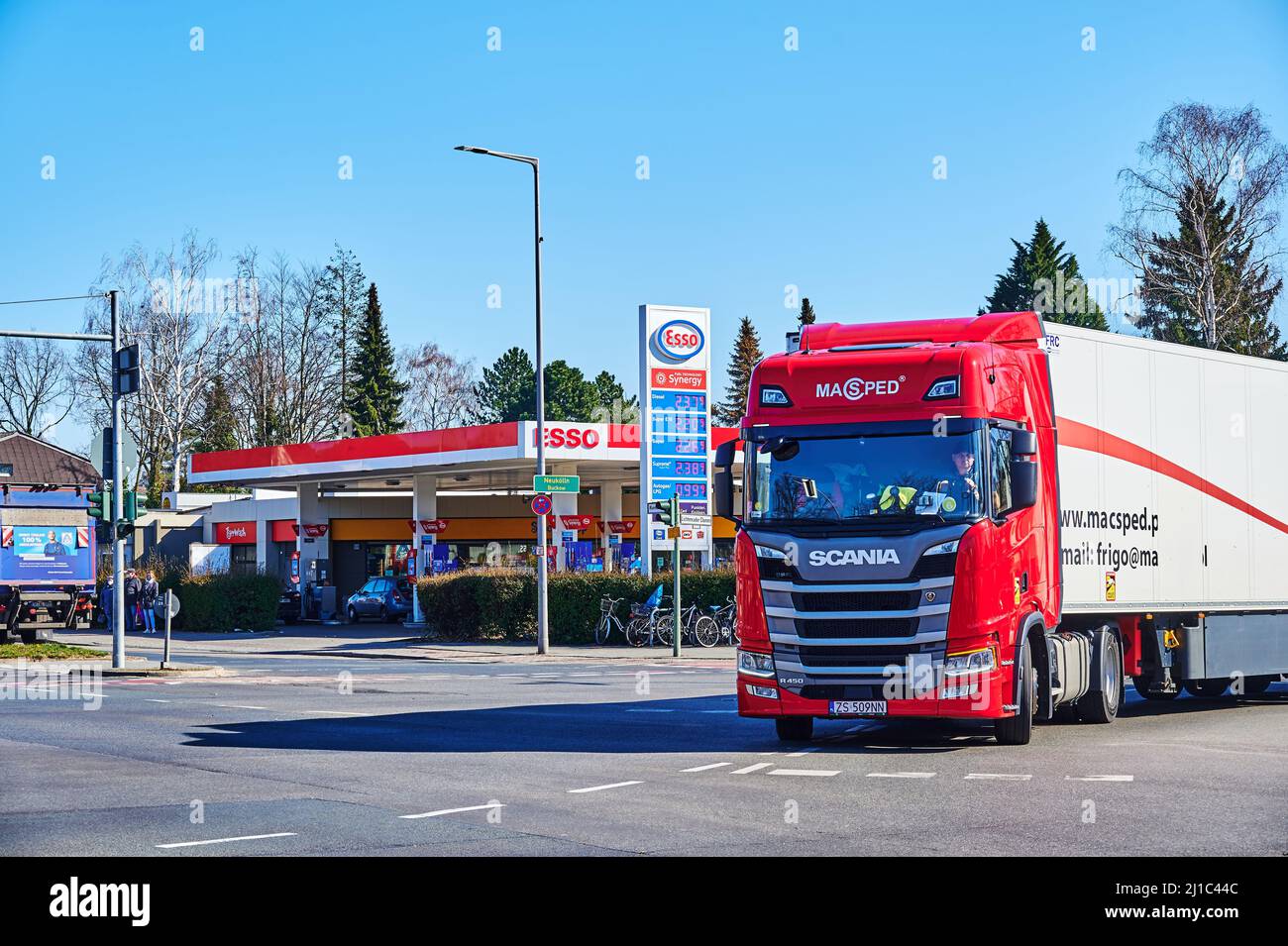 Berlin, Allemagne - 11 mars 2022 : vue sur l'affichage des prix d'une station-service Esso Group à prix extrêmement élevés et un camion au premier plan. Banque D'Images