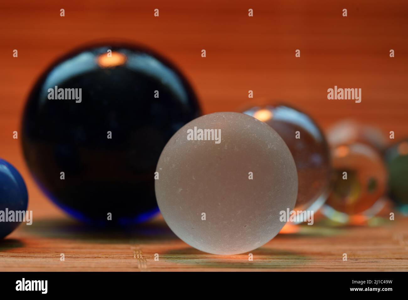 Des boules de différentes tailles et couleurs Banque D'Images