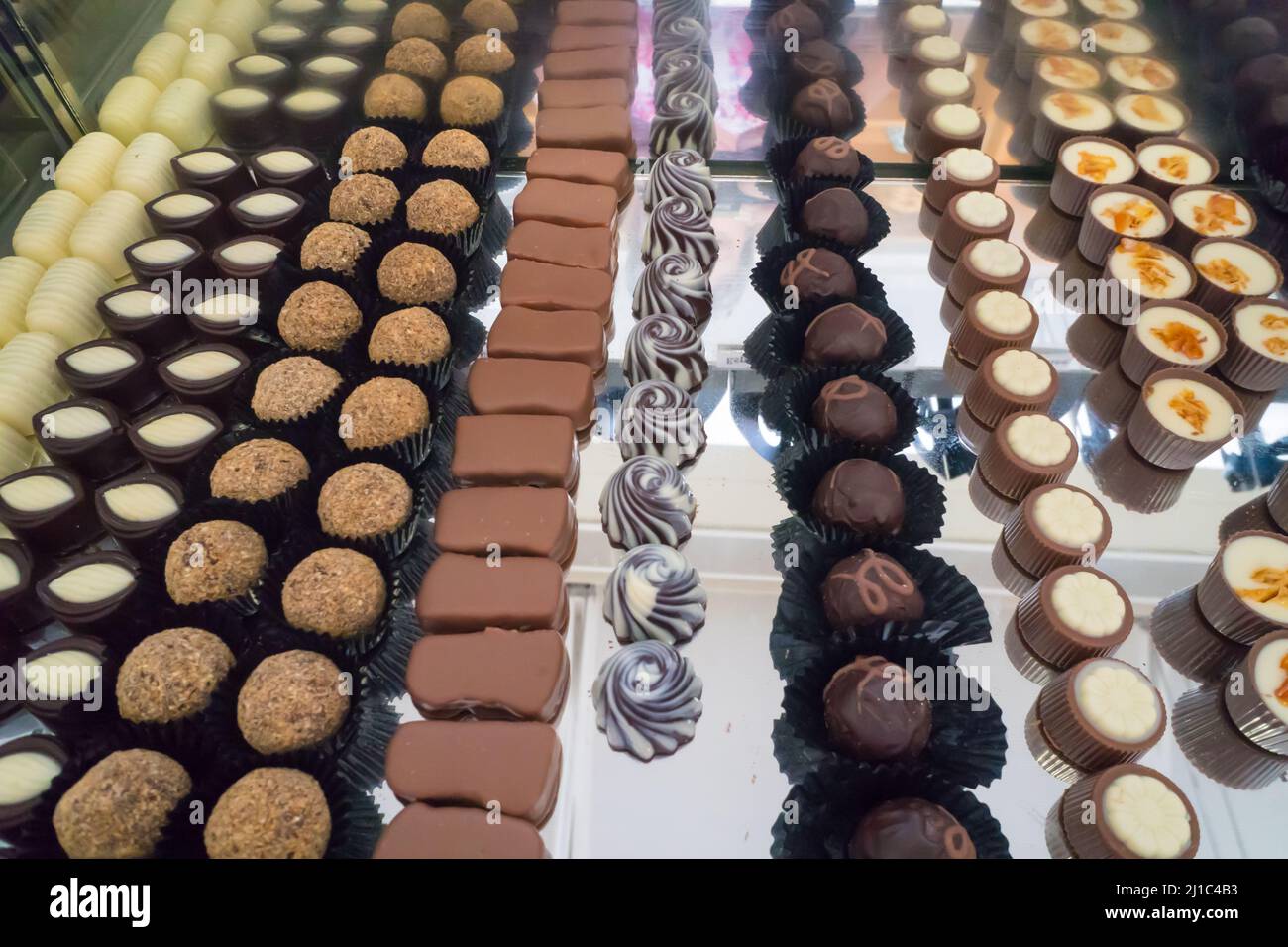 variété variée de chocolats artisanaux ou artisanaux et truffes dans une vitrine d'un magasin de chocolatier Banque D'Images