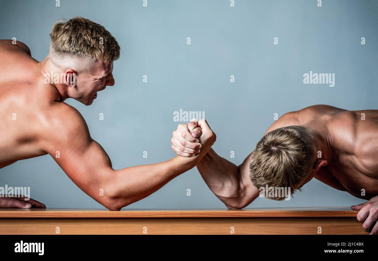 Deux mains. Hommes mesurant les forces, les bras. Lutte à la main, compétition. Mains ou bras de l'homme. Lutte de bras. Deux hommes luttant. Rivalité, gros plan de l'homme Banque D'Images