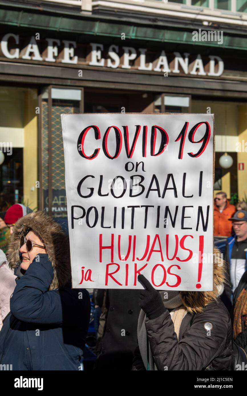 Covid-19 sur globaali poliittinen huijaus ja rikos! Signez la démonstration Worlwide 7,0 sur Pohjoisesplanadi, Helsinki, Finlande. Banque D'Images