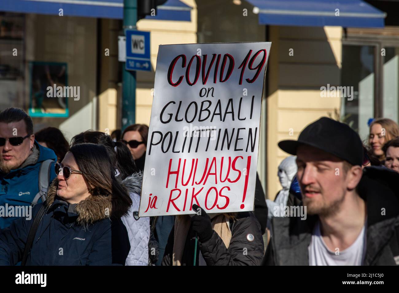 Covid-19 sur globaali poliittinen huijaus ja rikos! Inscrivez-vous à la démonstration mondiale 7,0 à Helsinki, en Finlande. Banque D'Images
