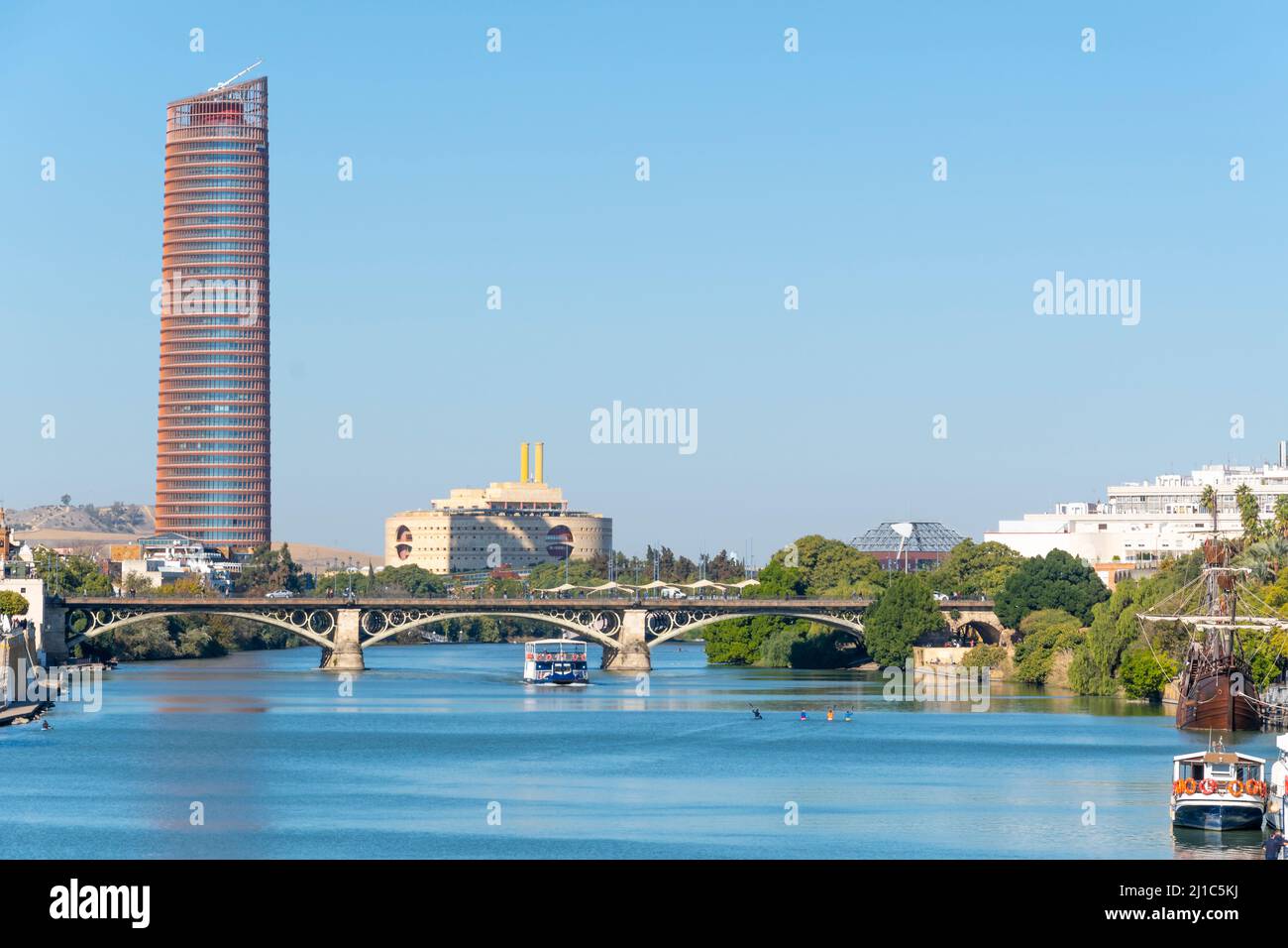 La rivière Guadalquivier traverse le centre historique de Séville, en Espagne, avec vue sur la Tour moderne de Séville. Banque D'Images