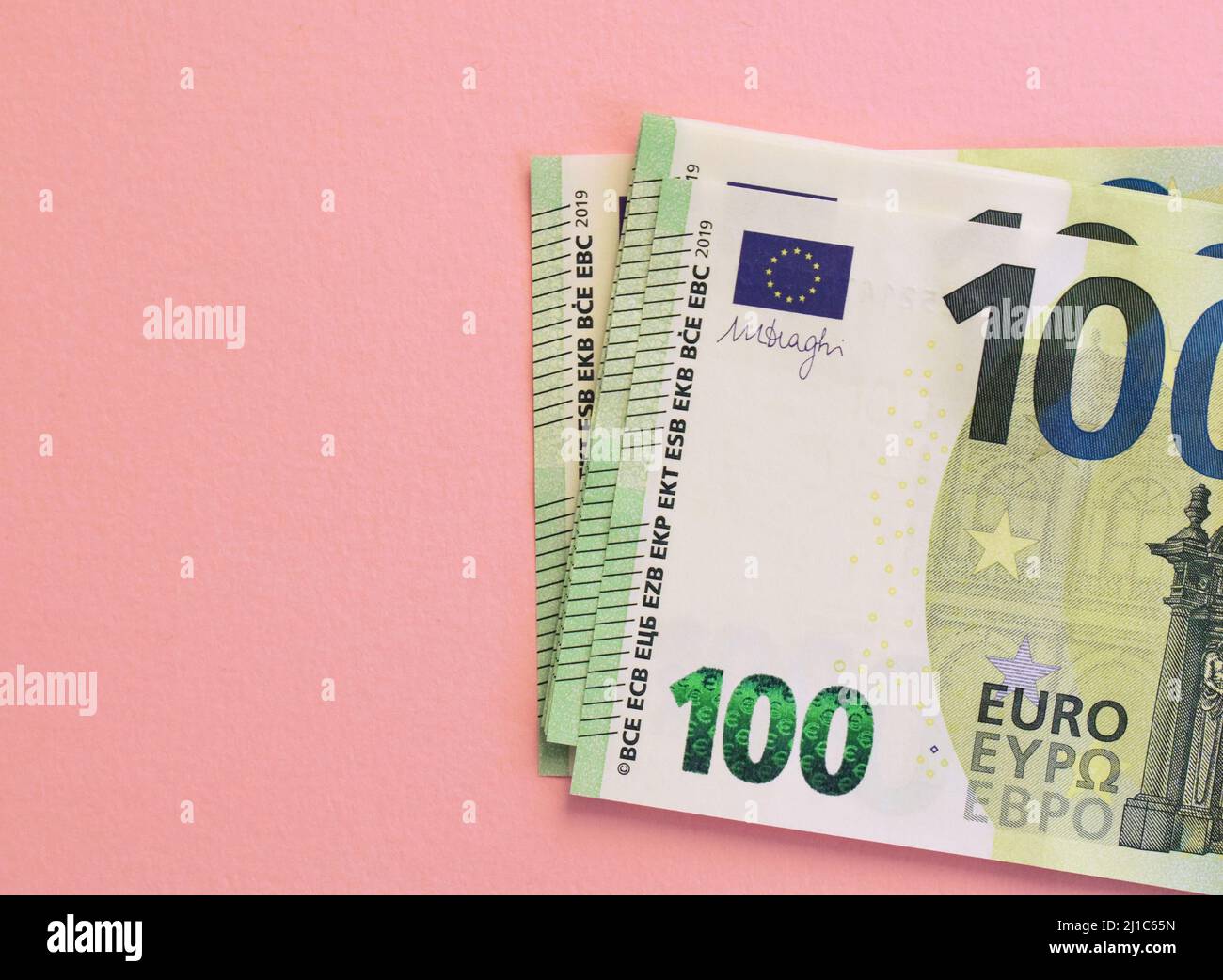 Paquet de billets en euros sur fond rose. Monnaie européenne, affaires, finances Banque D'Images