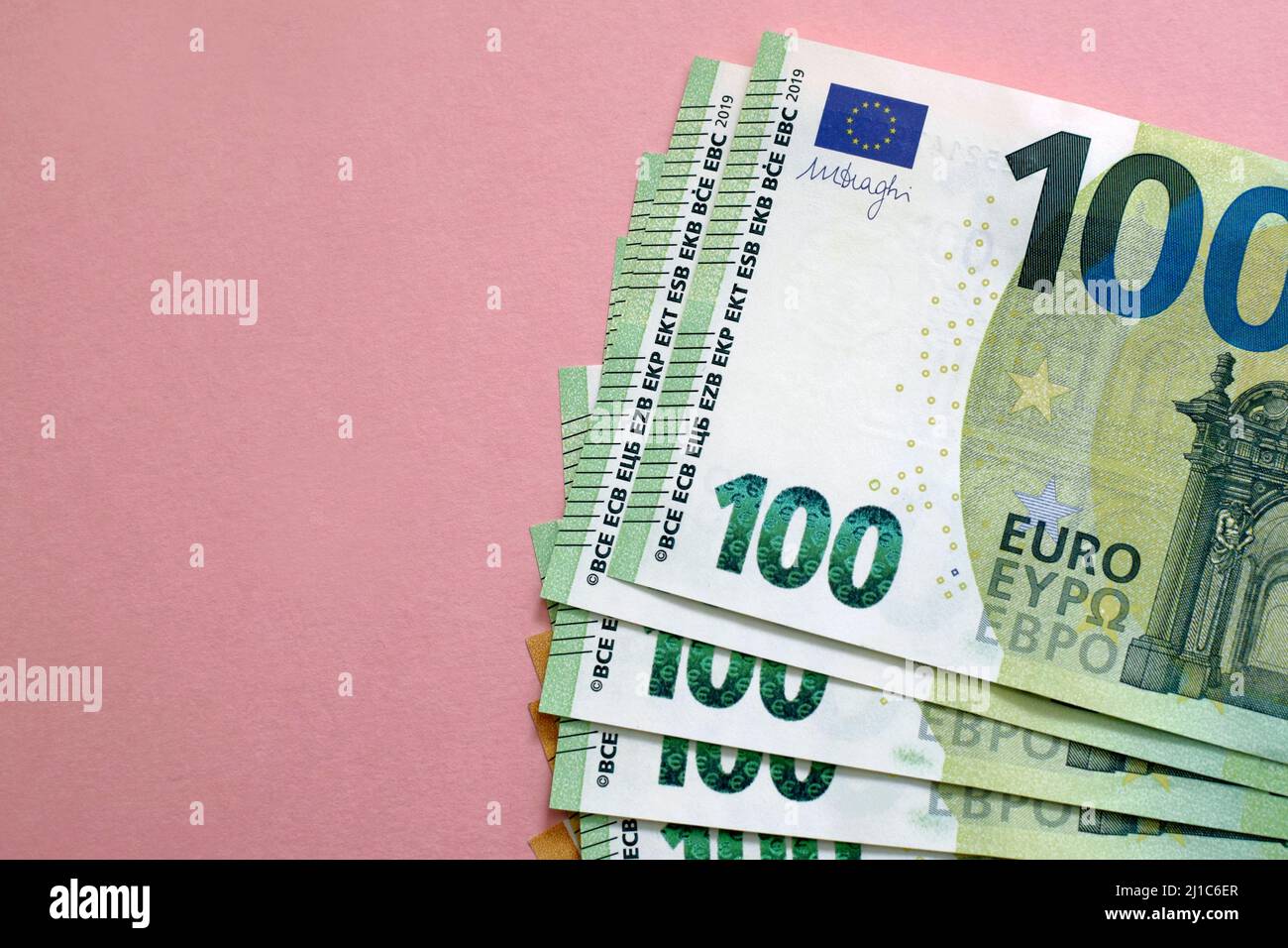 Paquet de billets en euros sur fond rose. Monnaie européenne, affaires, finances Banque D'Images