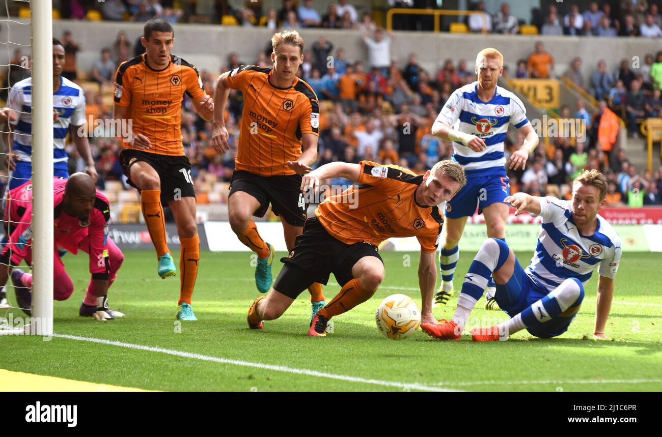 Jon Dadi Bodvarsson de Wolverhampton Wanderers et Chris Gunter de Reading. Wolverhampton Wanderers v Reading au championnat Molineux 13/08/2016 Sky Bet Banque D'Images