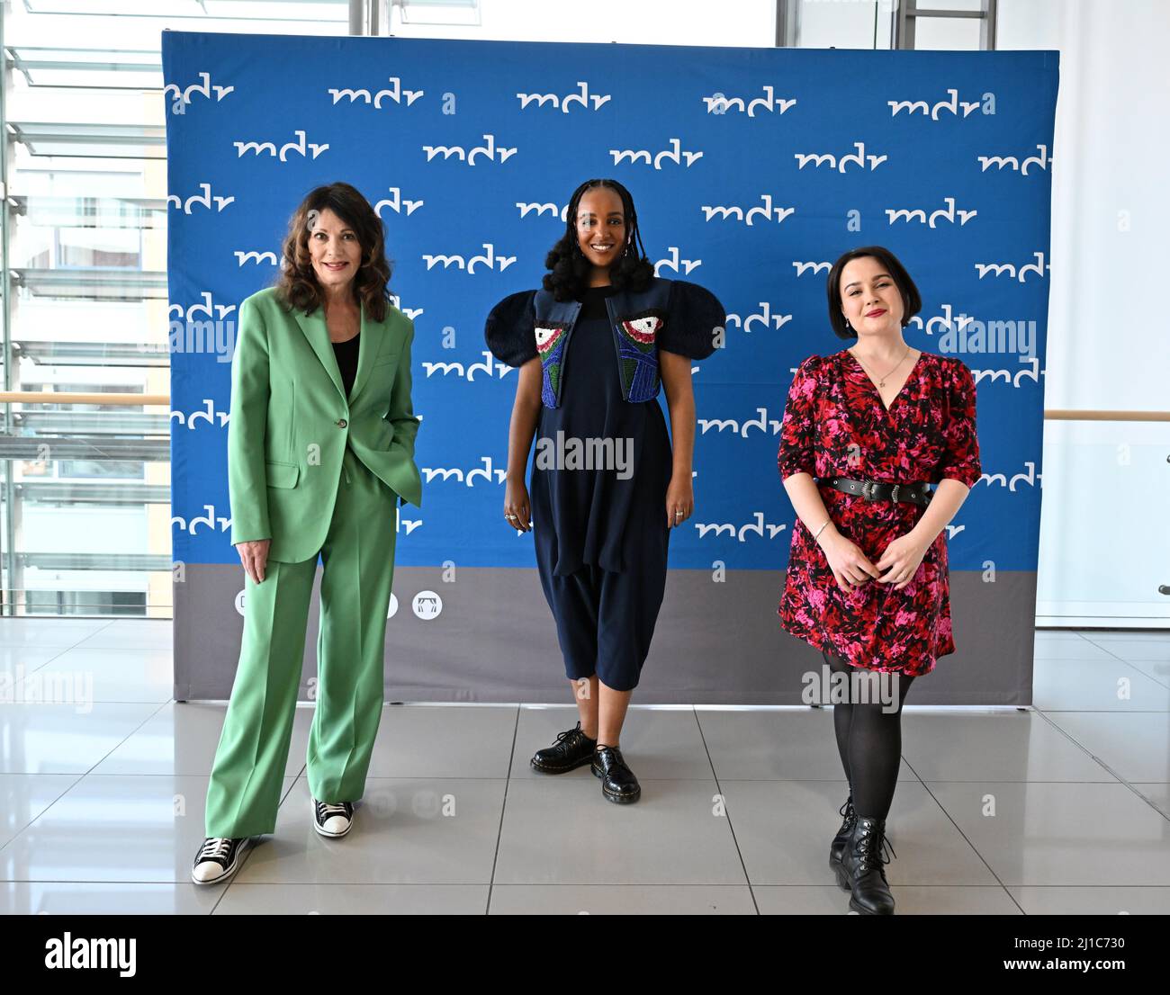 Erfurt, Allemagne. 24th mars 2022. Les actrices Iris Berben (l), Benita Sarah Bailey (m) et Carolin Walter (r) se réunissent avant la première de la série de drames court 'Die Pflegionärin' au cinéma 'CineStar'. 'Die Pflegionärin' est une production de Cross Media Medienproduktion GmbH pour le compte de MDR pour ARD Mediathek. Credit: Martin Schutt/dpa-Zentralbild/dpa/Alay Live News Banque D'Images