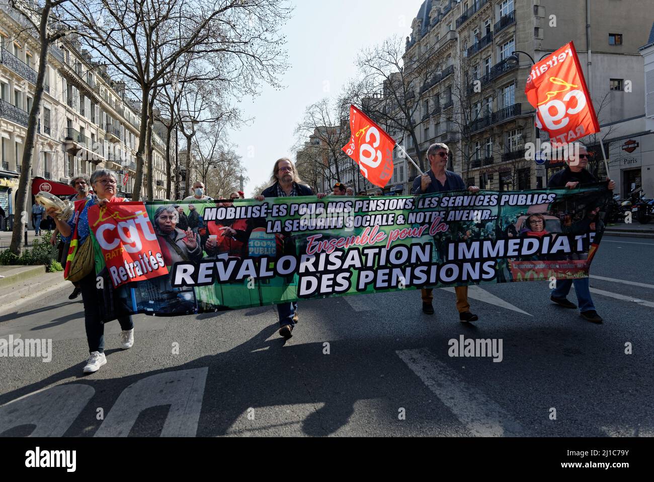 Les retraités descendent dans les rues de Paris pour une augmentation de leurs pensions. Environ 1000 manifestants entre Bastille et république Banque D'Images