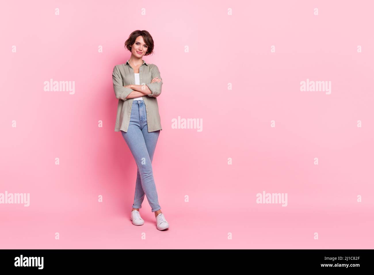 Photo pleine grandeur de la Smart lady marketing debout espace vide croisant les bras isolé couleur pastel arrière-plan Banque D'Images