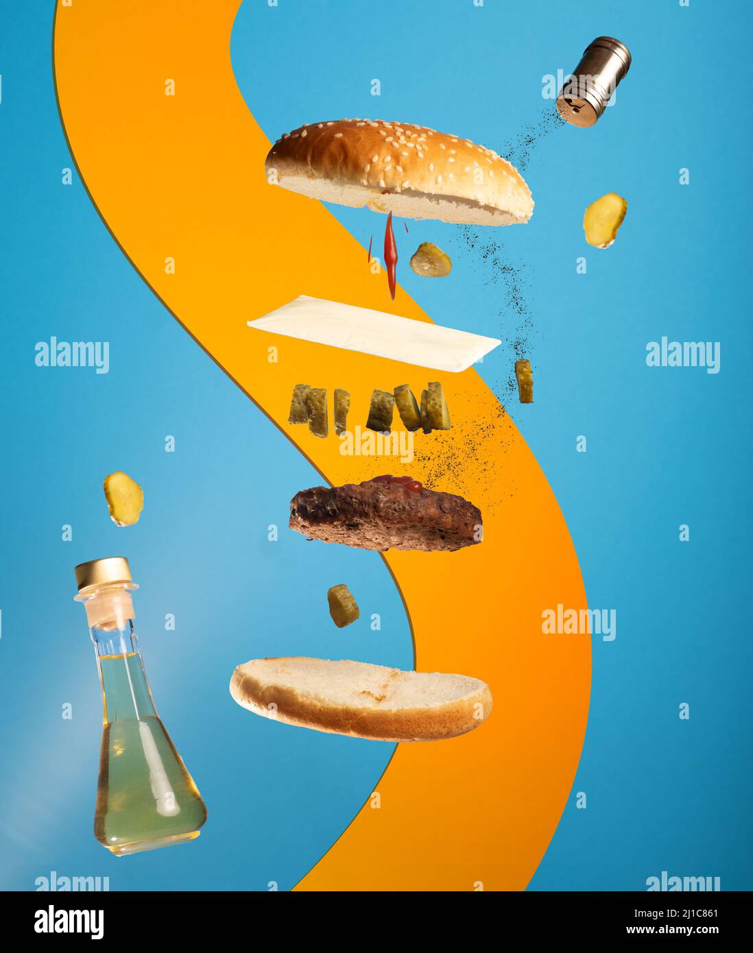 Vue sur un délicieux hamburger avec des ingrédients sur fond bleu et orange Banque D'Images