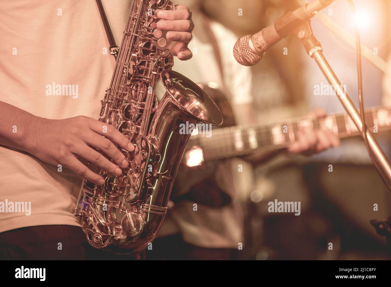 Fermez-vous Des Mains De Joueur De Saxophone De Rue Jouant L'instrument De  Musique De Saxo D'alto Au-dessus Du Fond Bleu, Plan Ra Image stock - Image  du hymne, beau: 102756853