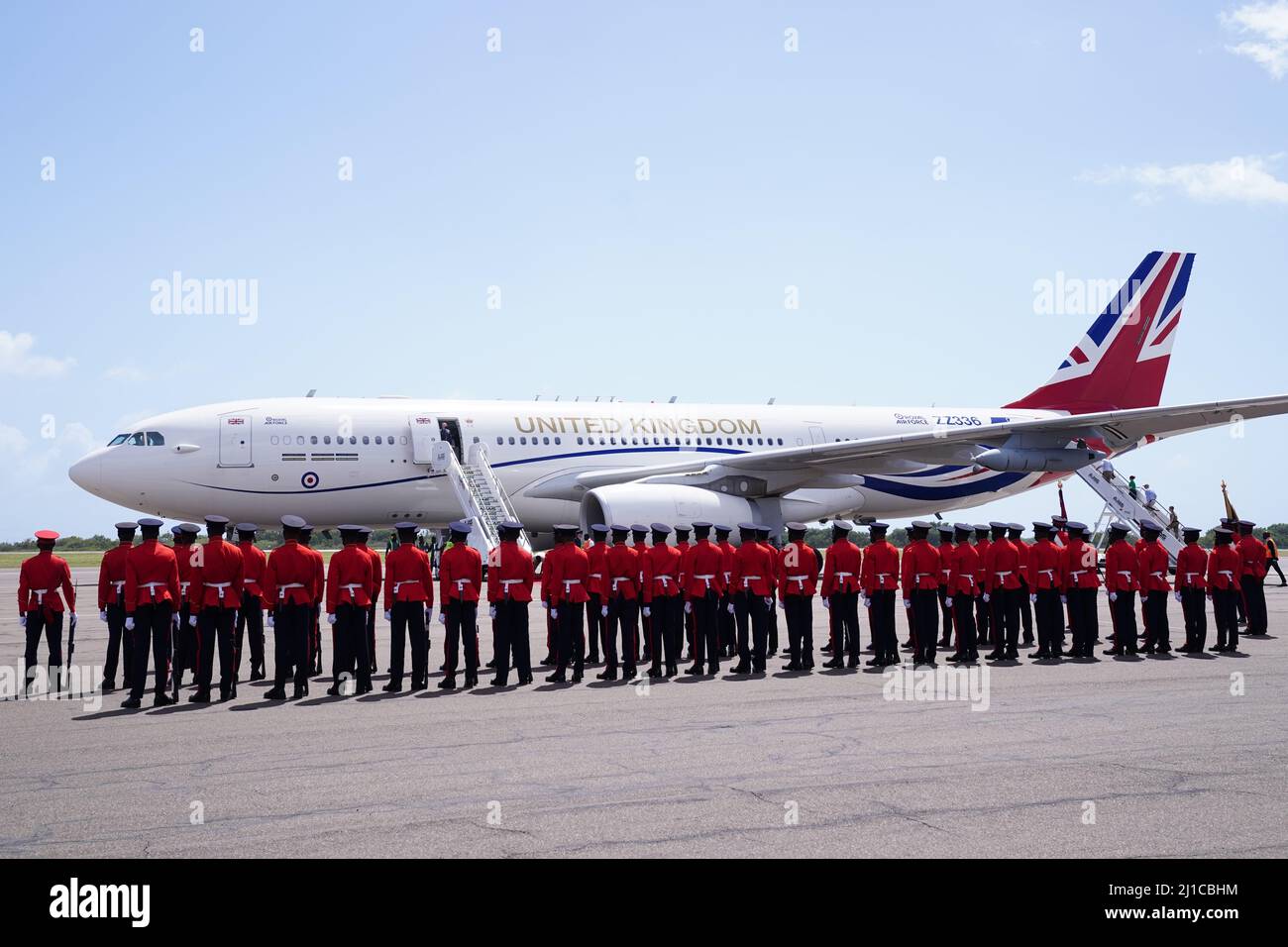 L'avion de la Royal Air Force transportant le duc et la duchesse de Cambridge au cours de leur cérémonie de départ à l'aéroport international Norman Manley, en Jamaïque, alors qu'ils se dirigent vers les Bahamas le sixième jour de leur tournée dans les Caraïbes au nom de la Reine pour marquer son Jubilé de platine. Date de la photo: Jeudi 24 mars 2022. Banque D'Images