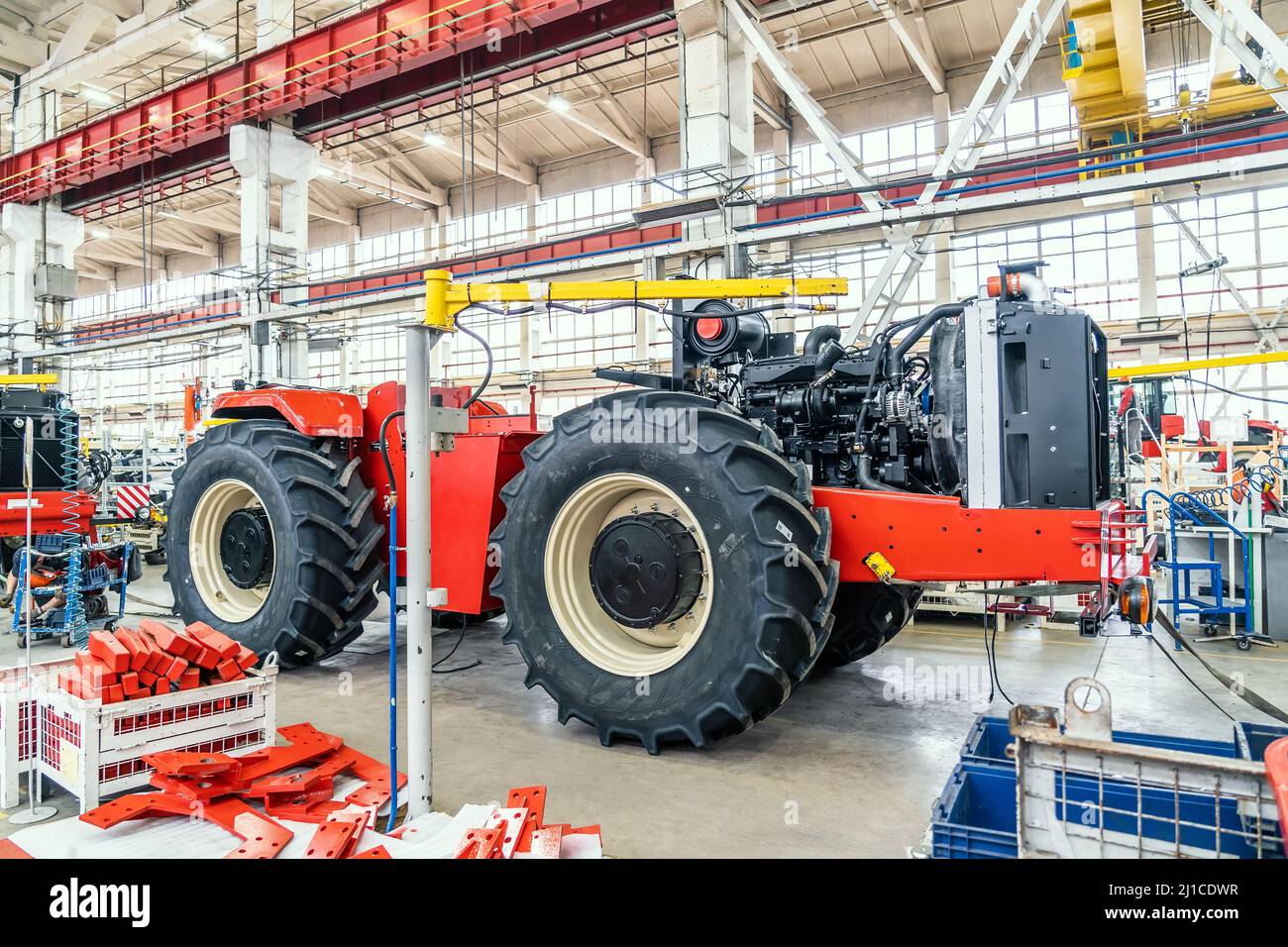 Processus d'assemblage de la machine agricole industrielle en usine. Chaîne de production de la récolteuse ou du tracteur. Banque D'Images